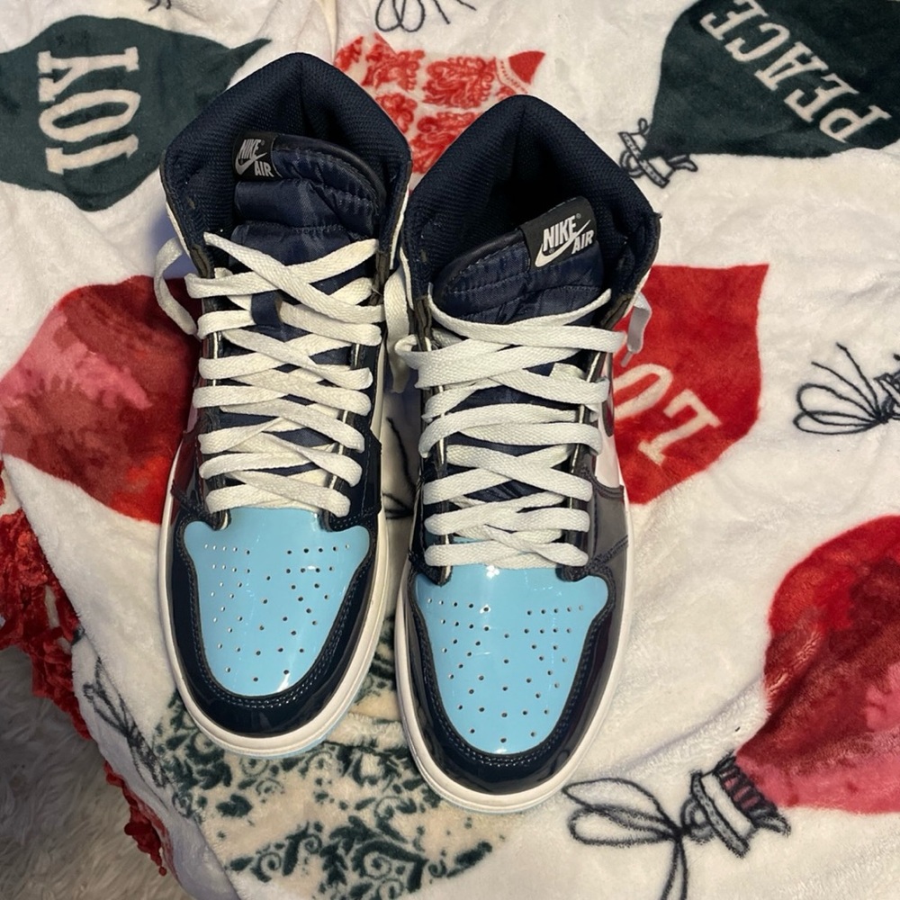 only been worn once. They are a 9 in men and a 10.5 in women’s shoe size